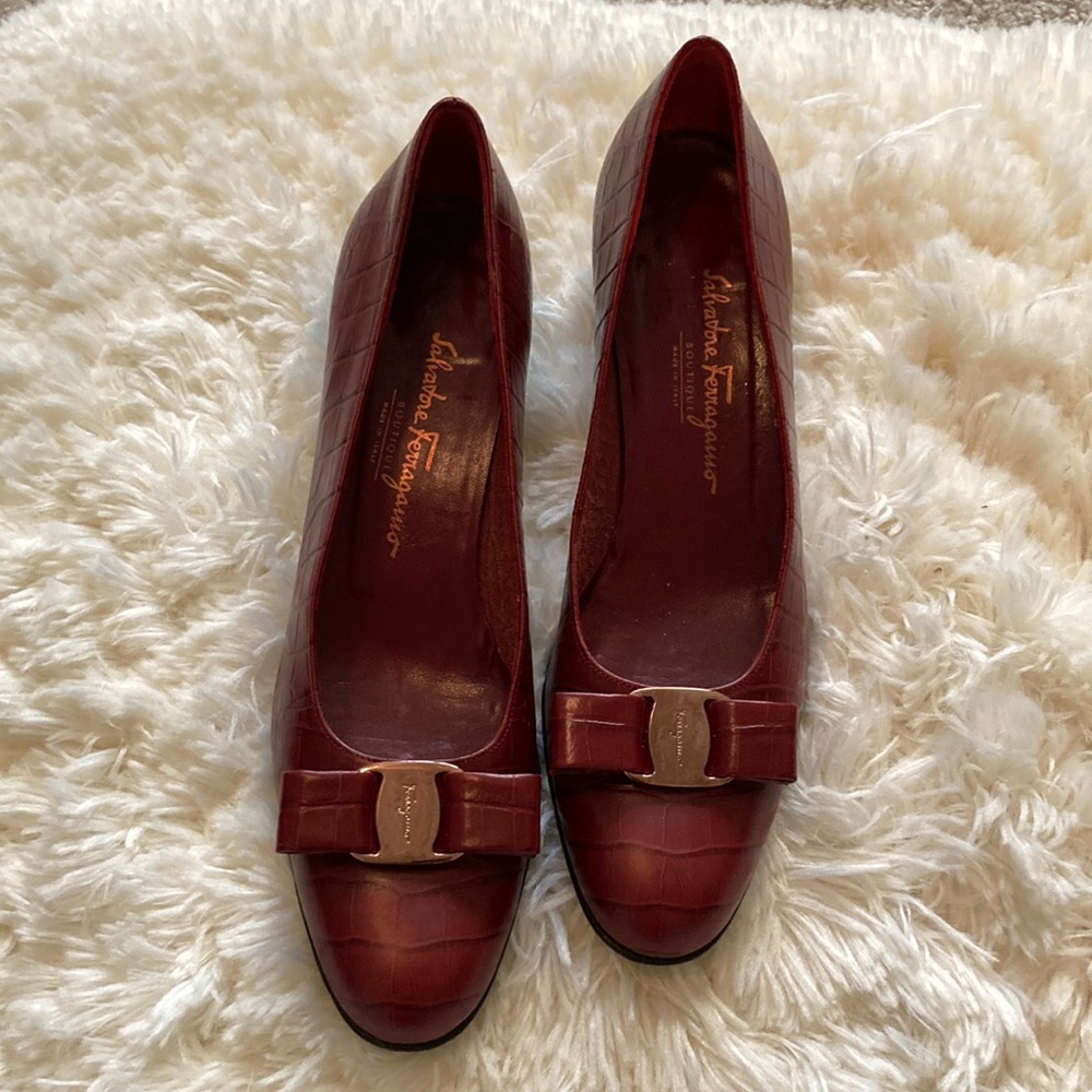 SALVATORE FERRAGAMO Vara Bow Croc Leather Burgundy/Wine Pumps Sz: 9.5 AAAA